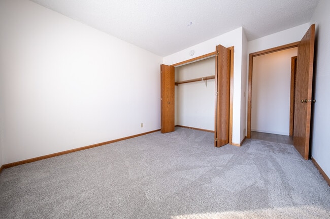 Building Photo - 733 Parkside Dr