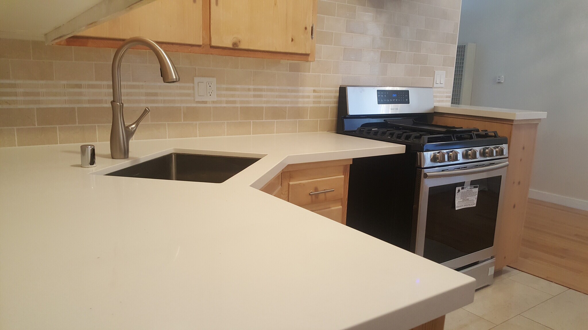 Building Photo - 1146 N Fuller Ave