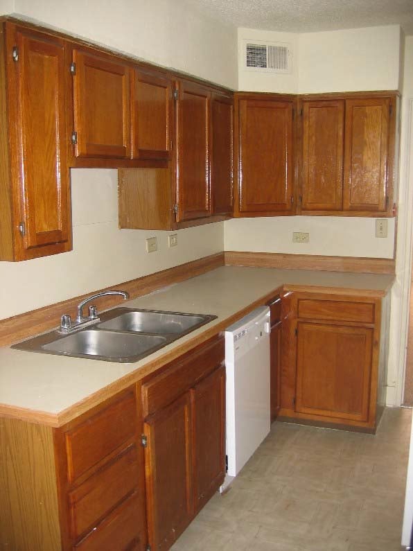 Kitchen - Colonial Square Apartments