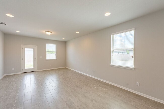 Building Photo - Beautiful New 4 bed, 2 bath home in Buda!