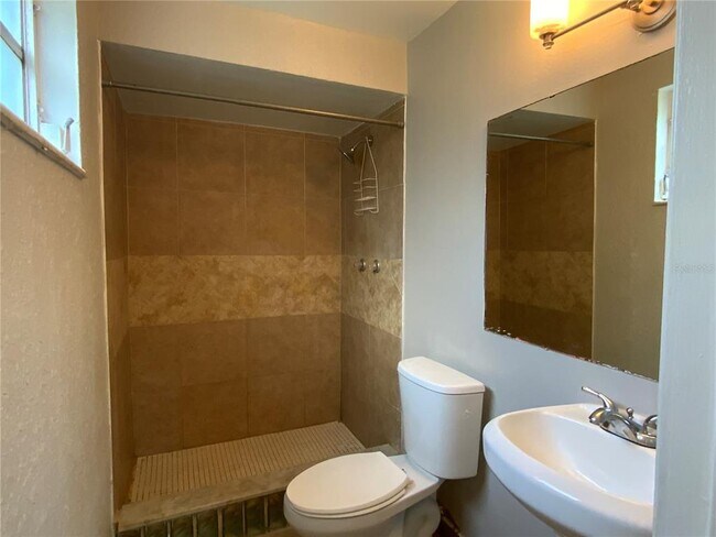 Building Photo - 17502 E Colonial Dr
