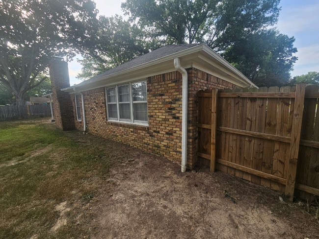 Building Photo - Massive 4BR/3BA Memphis Rental | Brick Fireplace & Built-Ins | Fenced Yard!