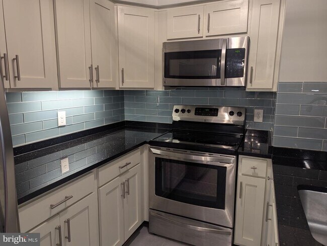 Building Photo - 1301 N Courthouse Rd