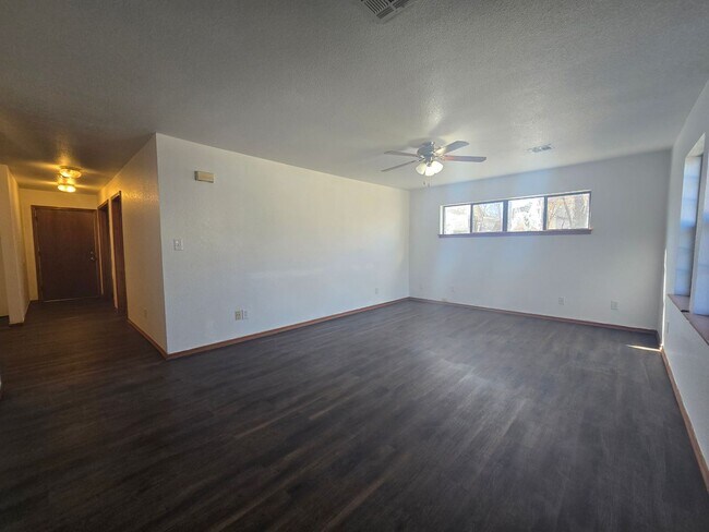 Building Photo - 3 Bed 2 Bath at Shawnee