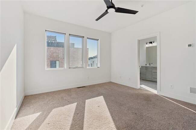 Building Photo - 1207 Chelsea Cir NW