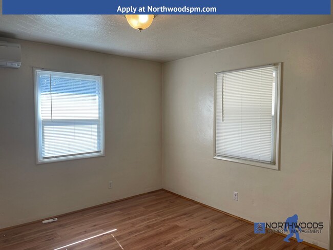 Building Photo - Charming 2 Bedroom/1 Bath duplex with smal...