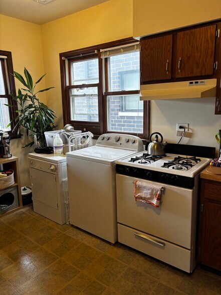 Building Photo - 3351 N Kenmore Ave