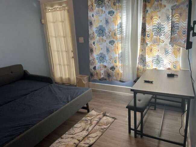 Building Photo - Studio for rent with Pool!