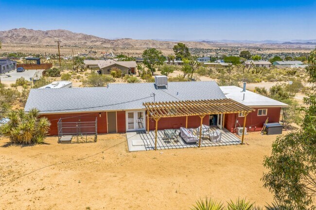 Building Photo - 3 Bedroom 1.5 Bath Modern Farmhouse near JT National Park * MOVE IN SPECIAL*