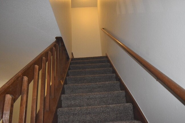 Building Photo - GREAT 3 BEDROOM/2 BATHROOM TOWNHOME WITH NEW PAINT & FLOORING. AVAILABLE 5/23.