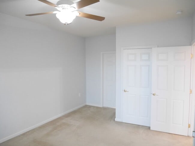 Building Photo - Spacious 1-Bedroom Condo Close to Everythi...