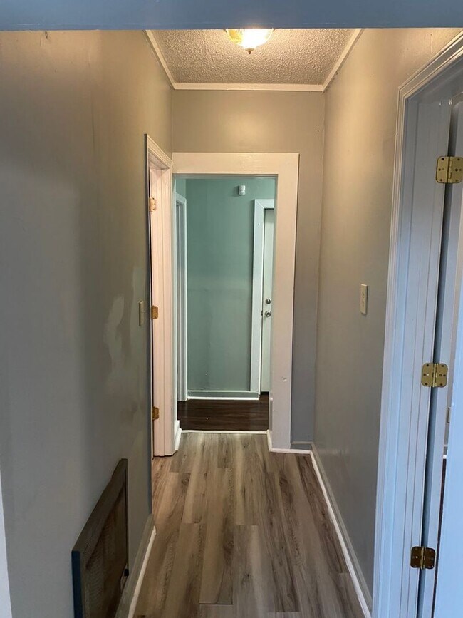 Building Photo - Cute, updated 3 bed/1 bath bungalow