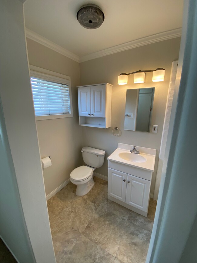 Full Bath - 15032 Moorpark St