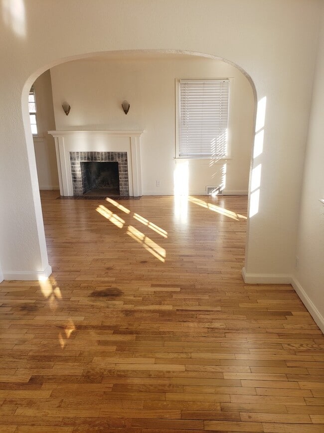 Building Photo - 302 Miles Ave