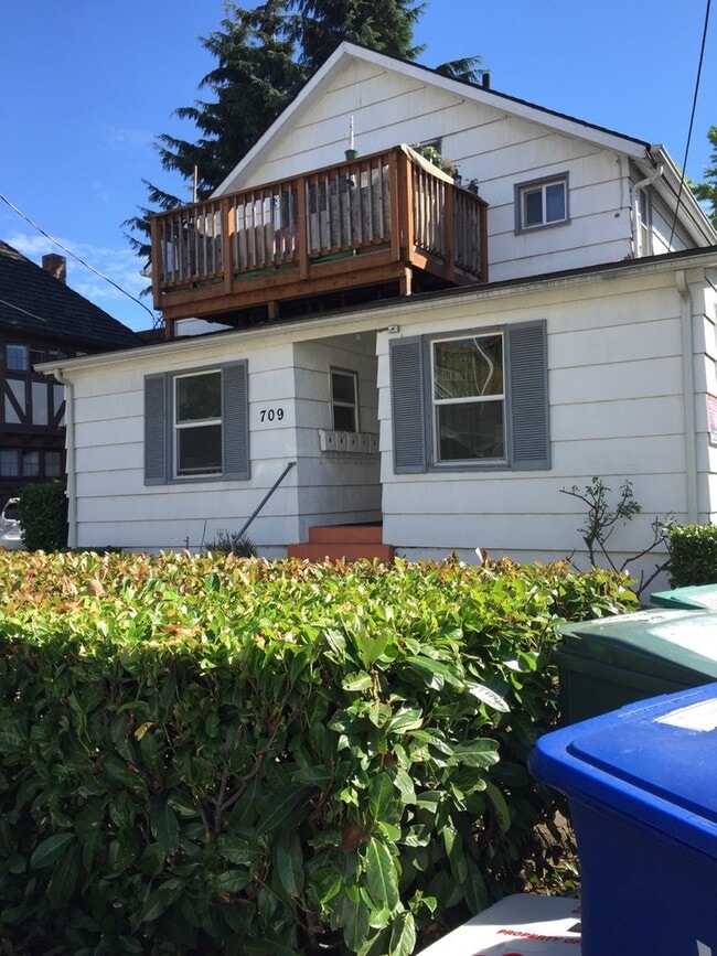 Building Photo - 709 NE 43rd St