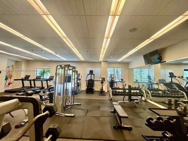 Building Photo - 999 SW 1st Ave