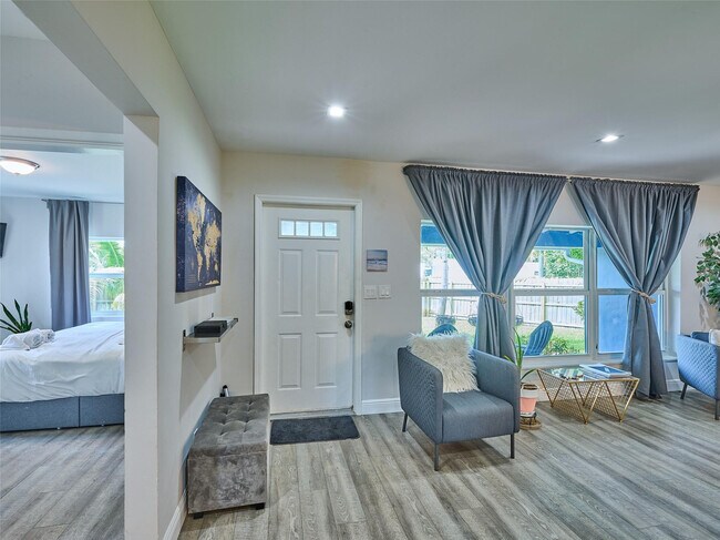 Building Photo - 801 NE 15th St