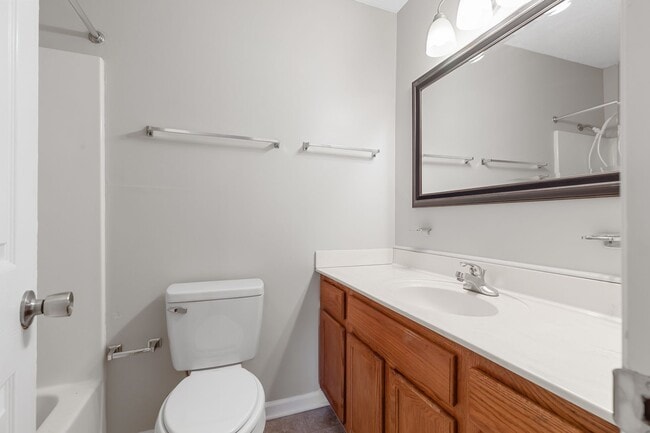 Building Photo - 3 Bedroom 2 Bathroom Home