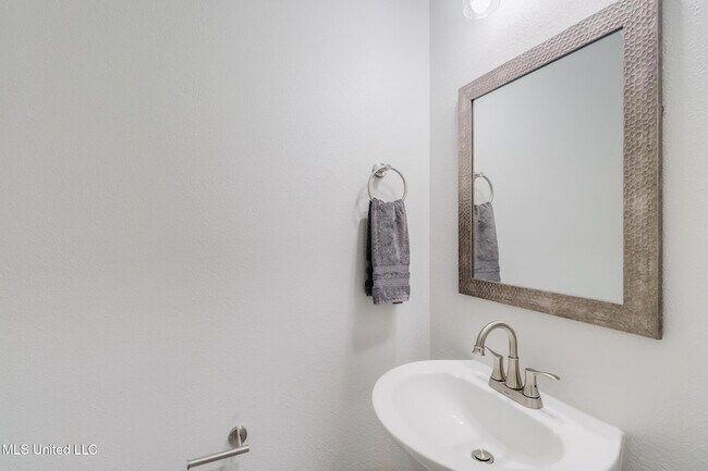 Building Photo - 229 Milray Ln