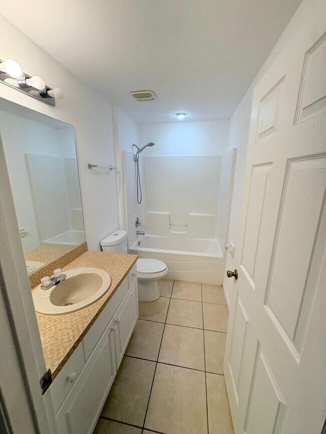 Building Photo - Charming Single-Family Home for Rent in Lehigh Acres