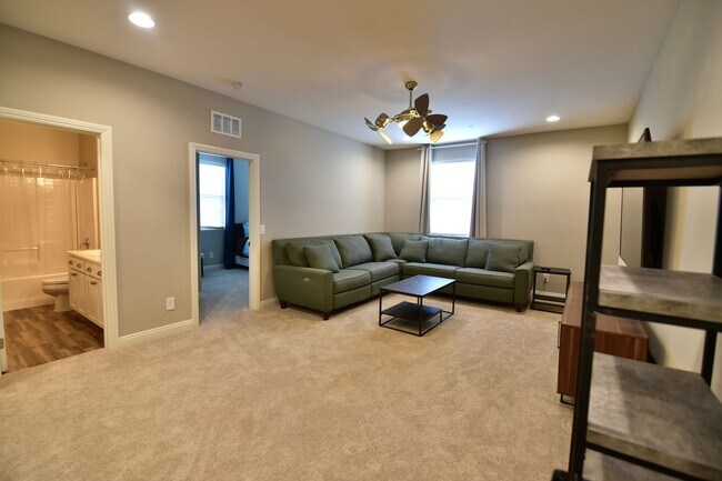 Building Photo - Gorgeous 3bed / 2.5bath home located in Tuscany!