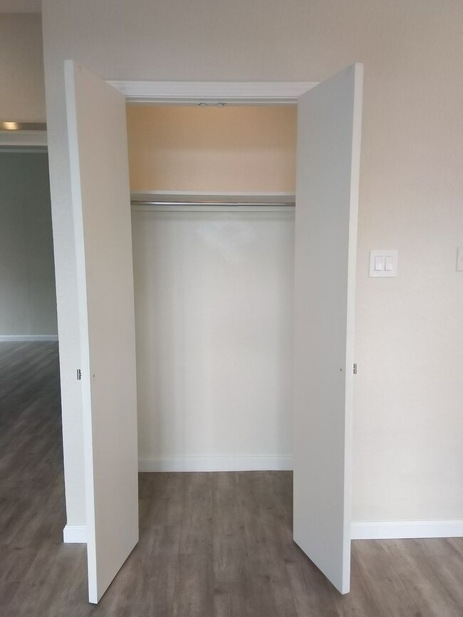 Building Photo - Must see! 1 Bed 1 Bath Condo in Lakewood Village!