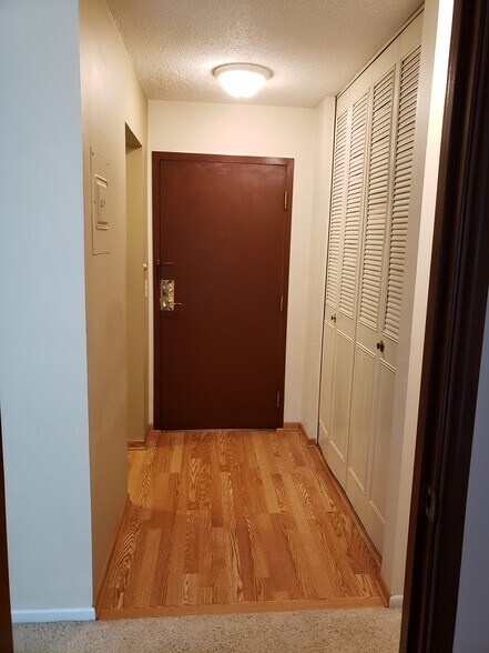 Hall/Entry - 179 Little Canada Rd E