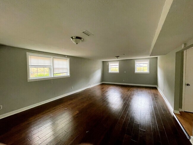 Building Photo - 2804 Broadview Dr NW