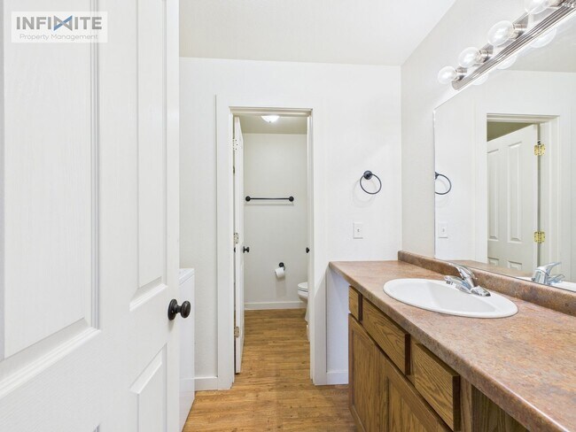 Building Photo - Super Comfy Two Bedroom Apartment Now offe...