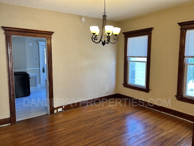 Building Photo - 102 Melrose Ave