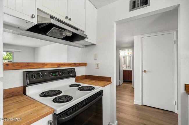 Building Photo - 4630 N 68th St