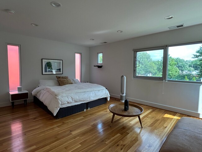 Building Photo - Modern 3 Bed 3 Bath Highlands Home