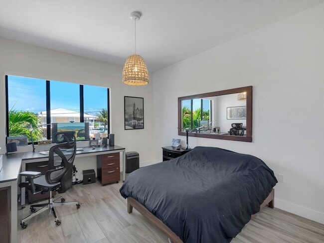 Building Photo - 273 W Seaview Dr