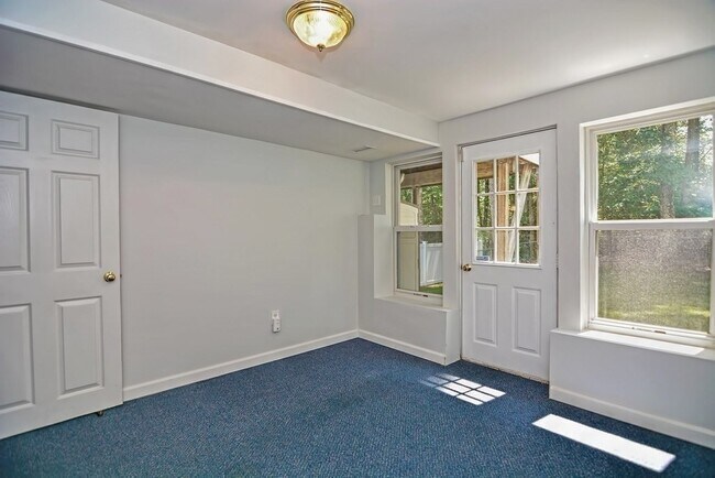 Building Photo - 35 Lilac Cir