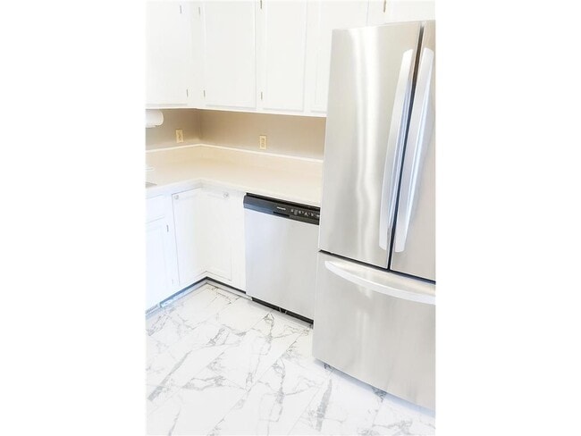 Building Photo - 9 Heights Rd NE