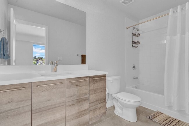 Building Photo - Stunning 3-bedroom, 4-bathroom townhouse!