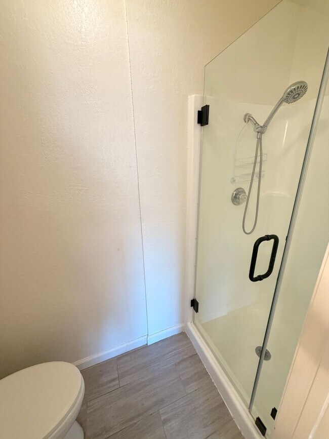 Building Photo - Updated 2 Bed, 2 Bathroom Condo For Rent w/ Parking! - South Coast Metro