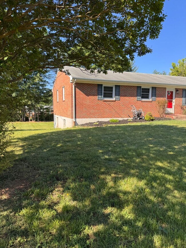 Building Photo - 104 Tanzalon Dr