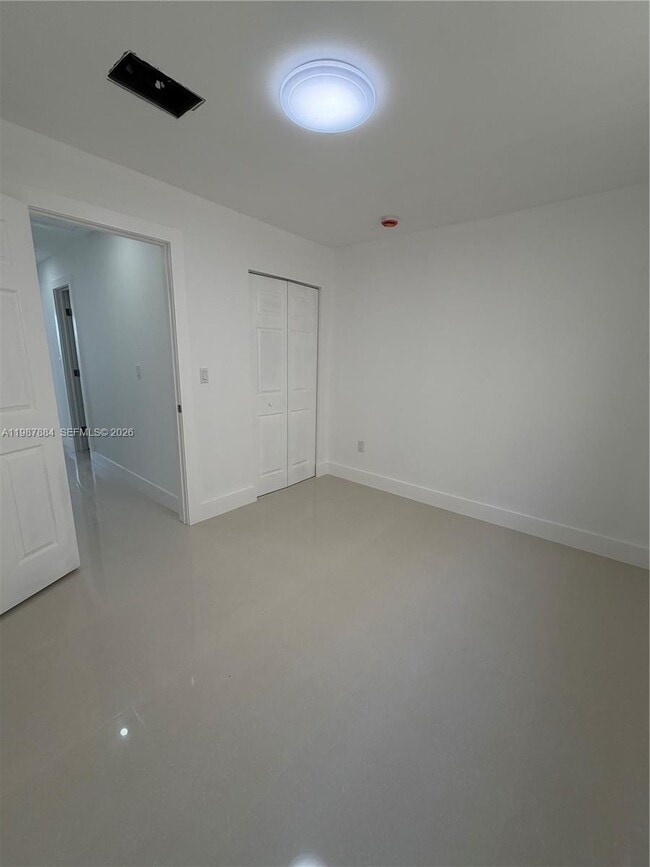 Building Photo - 1550 W 7th Ct