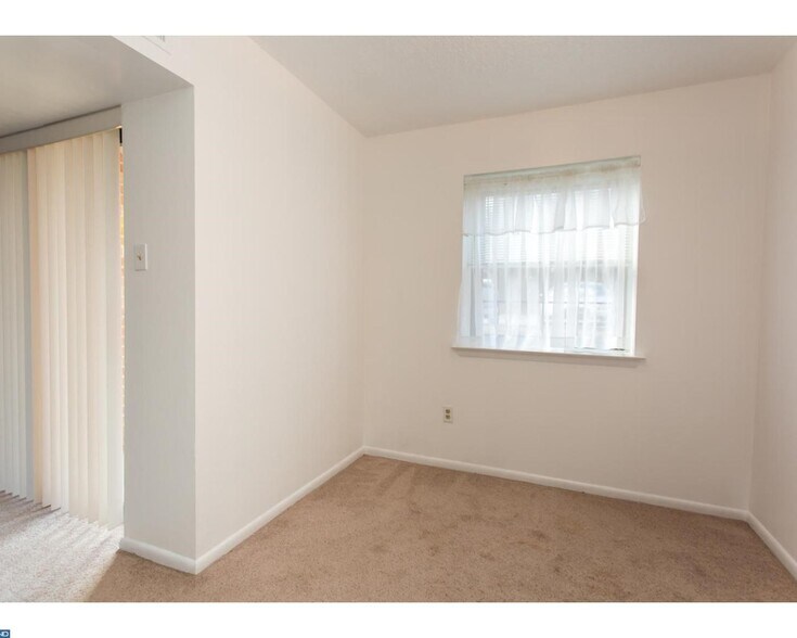 Building Photo - 3301 Valley Dr