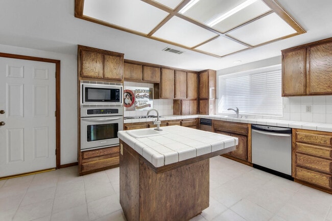 Building Photo - 2503 Brentwood Dr