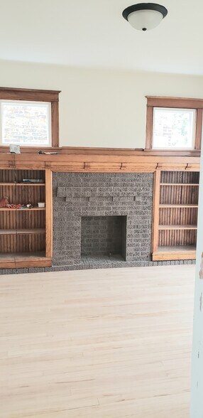 Fire Place, Living Room - 5435 S Hermitage Ave