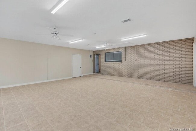 Building Photo - 4900 E St Charles Ave