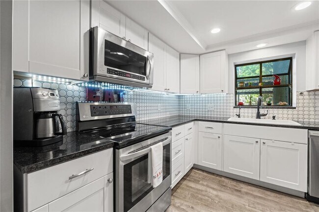 Building Photo - 300 S Florida Ave