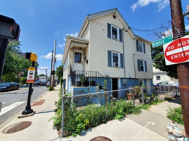 Building Photo - 305 Rindge Ave