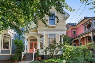 Building Photo - 1720 NW Hoyt St