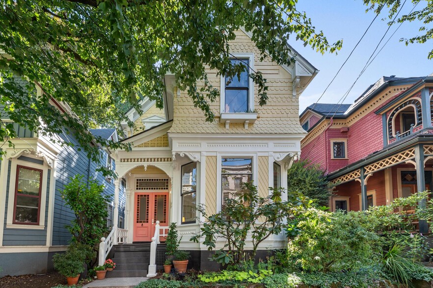 Primary Photo - 1720 NW Hoyt St