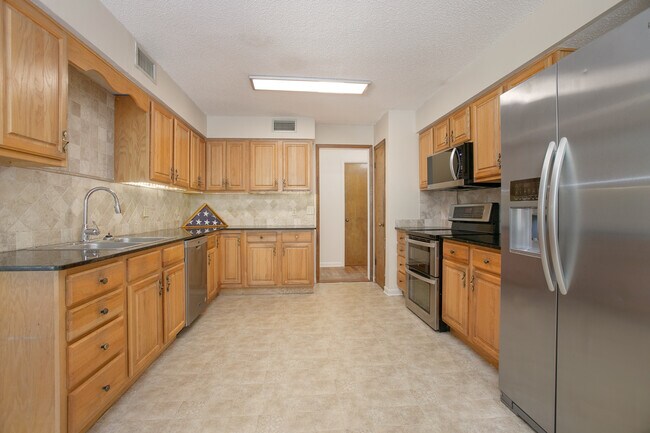 Building Photo - 5735 Fox Hollow Rd