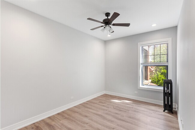 Building Photo - 1062 W Glenlake Ave