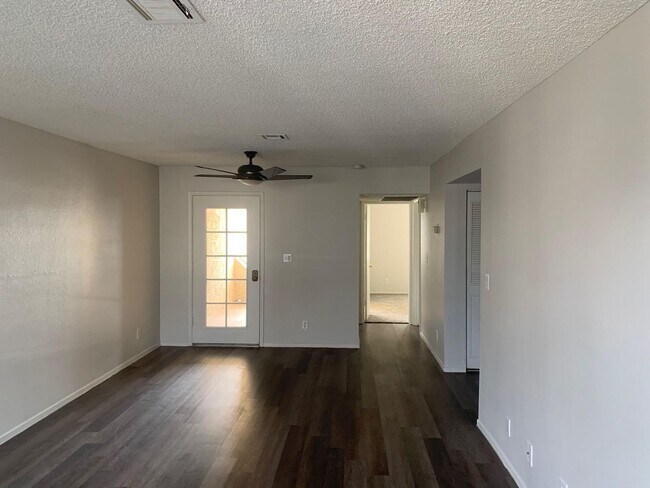 Building Photo - 2 Bed Condo